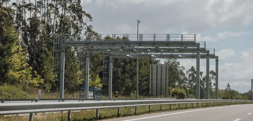 Pórticos de portagem eletrónica sobre uma autoestrada