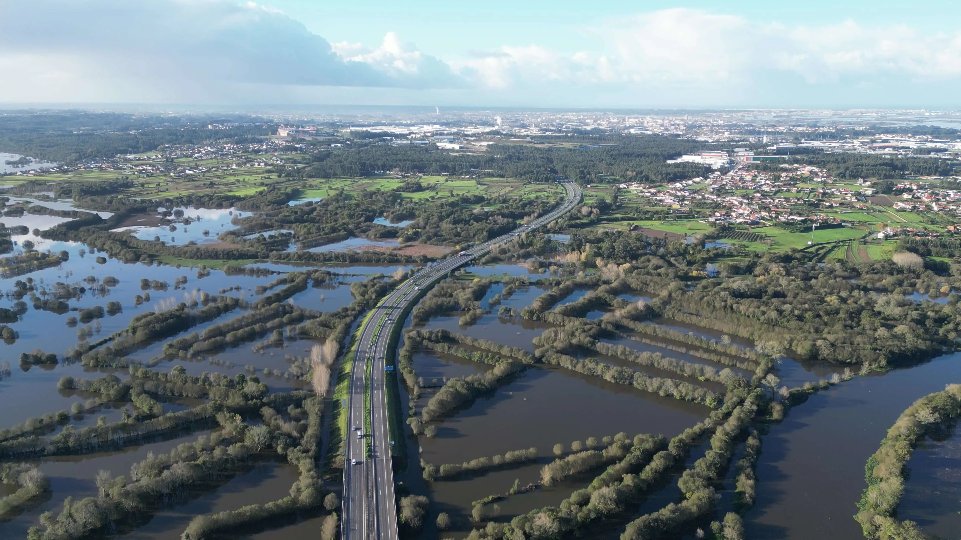 Vista aérea de uma autoestrada a atravessar uma zona alagada