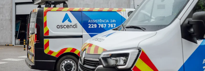 Carrinhas de assistência da Ascendi com o número 229 767 767