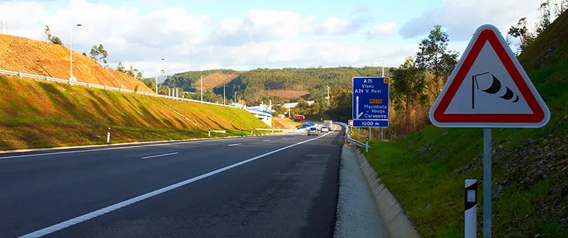 Autoestrada com sinal de vento lateral e painel de saída
