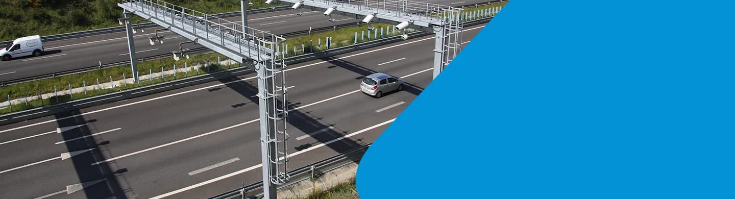 Pórtico de portagem eletrónica visto de cima, com automóveis a passar
