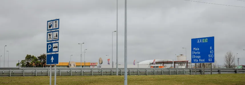 Sinalização de área de serviço com combustível, restauração e estacionamento