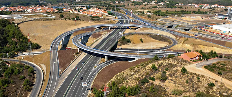 Vista aérea de um nó da autoestrada com vários ramos