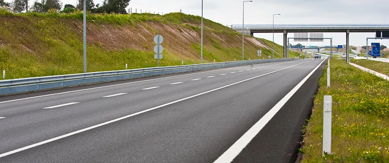 Autoestrada sob uma passagem superior com pórtico de sinalização