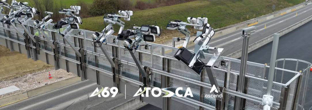 Pórtico MLFF na A69 com os logótipos da A69, da ATOSCA e da Ascendi.