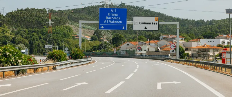 Autoestrada A11 com sinalização para Braga, Barcelos e Guimarães