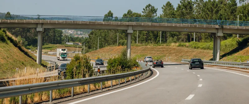 Autoestrada da Concessão Norte sob um viaduto, com trânsito ligeiro e pesado