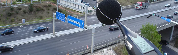 Sonómetro a medir o ruído junto a uma autoestrada