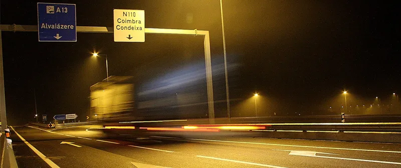 Autoestrada à noite com sinalização para a A13, Alvaiázere, Coimbra e Condeixa