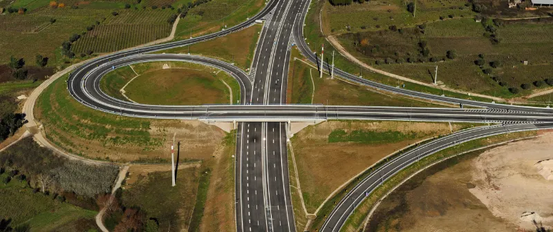 Vista aérea de um nó em trevo da autoestrada
