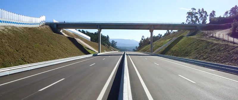 Autoestrada sob uma passagem superior, com barreira acústica
