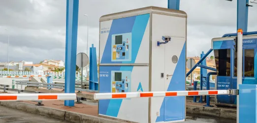 Máquina de pagamento automático numa praça de portagem, com a barreira de uma via